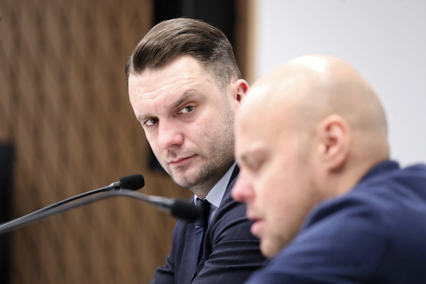 Poseł PiS, wiceminister sportu Łukasz Mejza (L) i były pacjent firmy farmaceutycznej wiceministra Mejzy Tomasz Guzowski (P)