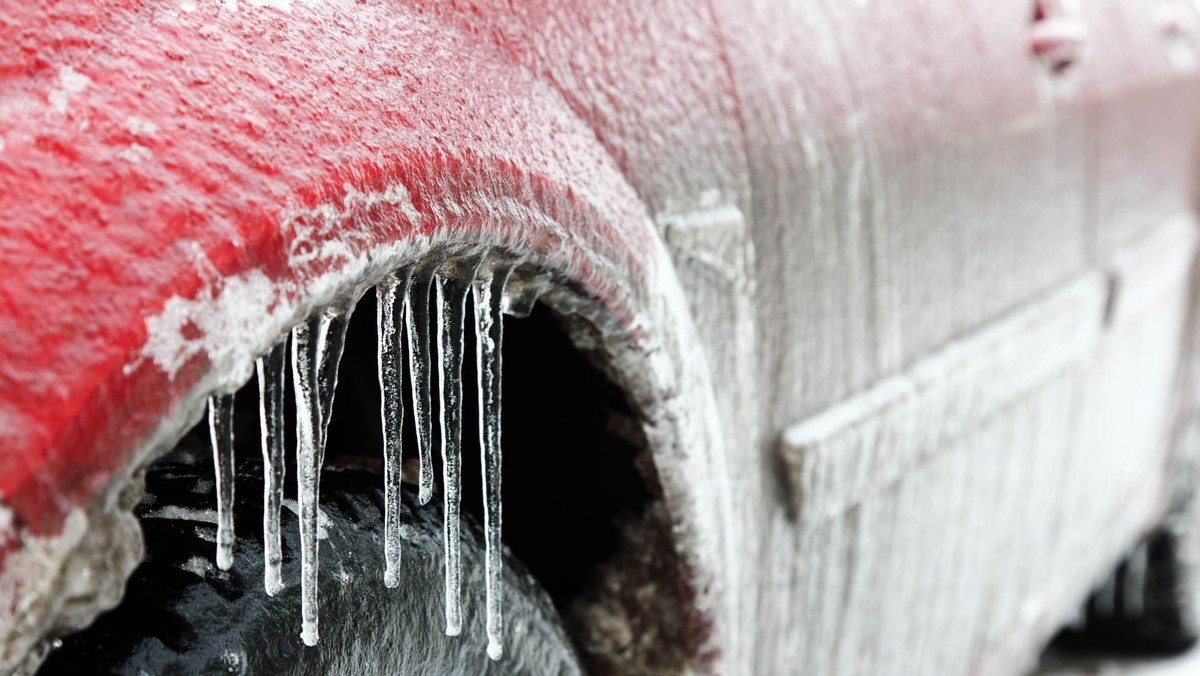 Niskie temperatury mocno dają się we znaki mieszkańcom Trójmiasta. Nie łatwe życie mają również kierowcy. Nie dość, że codziennie muszą skrobać szyby, auta z trudem im odpalają to na dodatek parkomaty odmawiają posłuszeństwa.