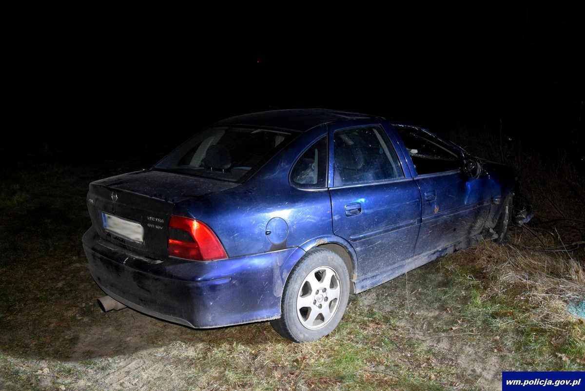 Drogowe szaleństwa 18-latka bez prawa jazdy. Ucieczka zakończyła się w rowie