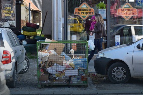 Upravljanje otpadom podrazumeva nadgledanje odlaganja i transporta, ali i odlaganje za reciklažu