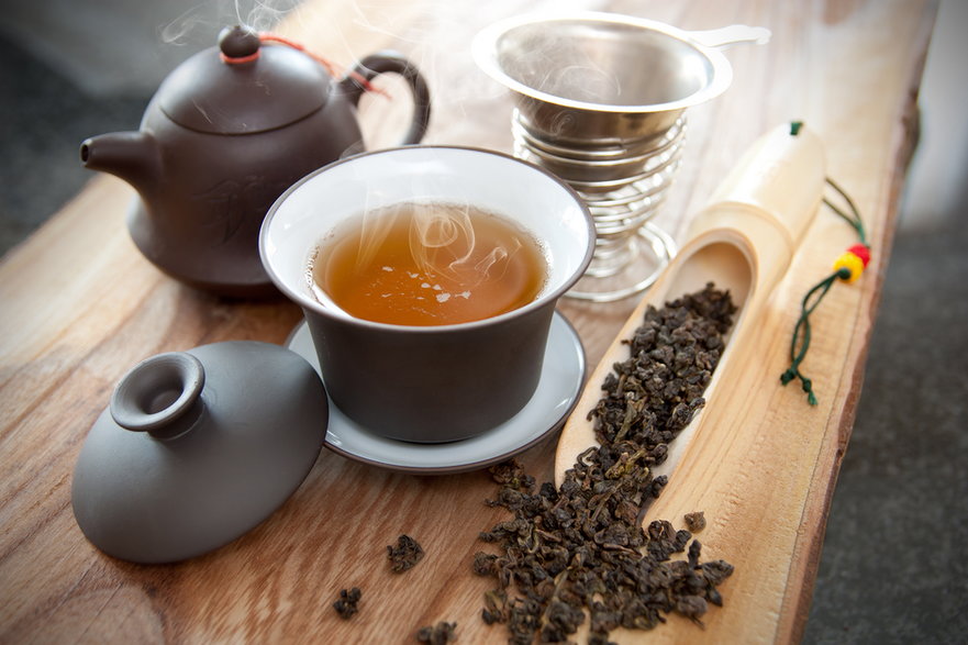 Czerwona herbata powstaje z liści, które są poddawane krótkiej fermentacji