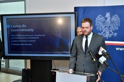 "Laptopy dla czwartoklasistów" - już na stałe? Cieszyński zdradza plany...