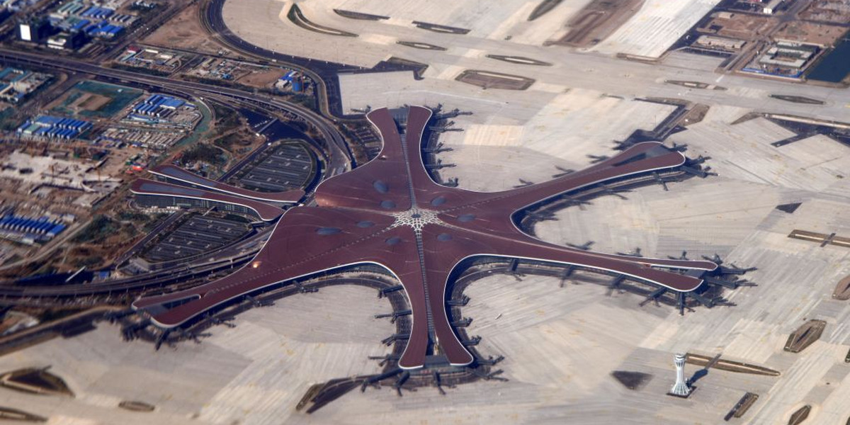 W Pekinie otwarto jedno z największych lotnisk na świecie. Władze oczekują, że do 2021 roku lotnisko będzie obsługiwało 45 mln pasażerów rocznie, a w dalszej przyszłości liczba ta wzrośnie do 100 mln.