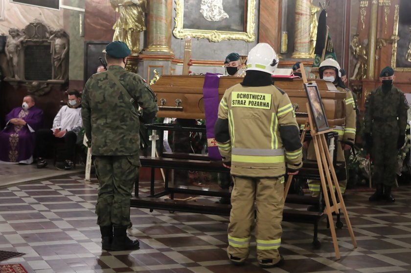 Żegnają księdza zakatowanego przez kościelnego.