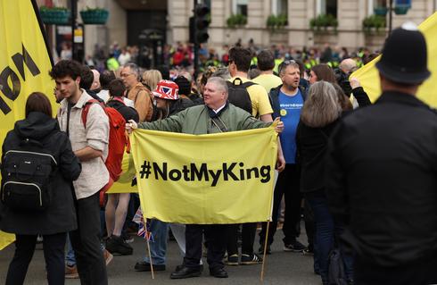 W Londynie nie brakuje też gorzkich akcentów związanych z koronacją króla Karola III.  Wśród tłumu pojawiły się osoby, które nie pałają sympatią do nowego monarchy, co wyrażają transparentami z napisem 