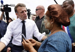 Emanuel Makron u poseti ostrvu Majot nakon ciklona