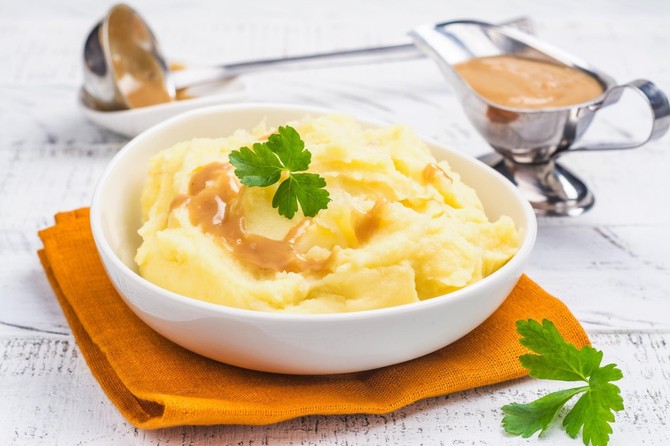 Pire krompir sa barenom ćuretinom koja je bogat izvor proteina. Ćuretina je bogata gvožđem, cinkom,  B vitaminom i niacinom,  folnom kiselinom koja je važan gradivni element našeg organizma 