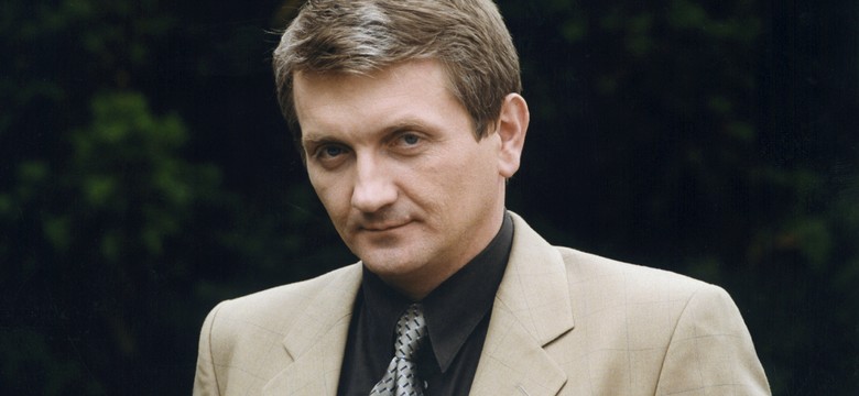 Tak wygląda słynny czarny charakter z "Plebanii".  Serialowy Tracz był na premierze filmu [FOTO]
