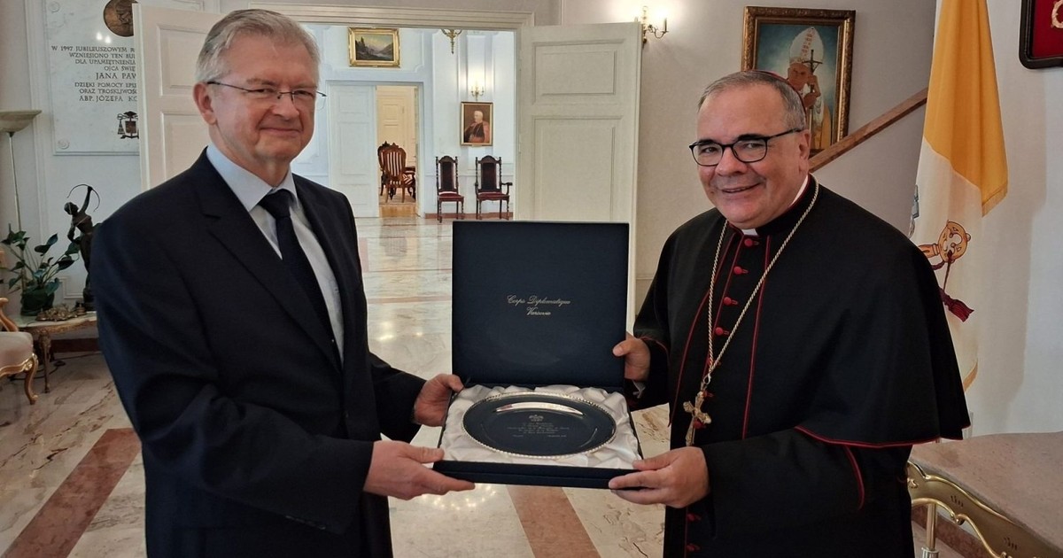 Oburzający gest Kościoła. Z honorami żegna ambasadora Rosji
