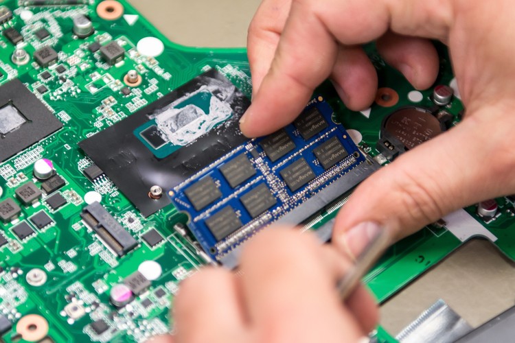 Asplex naprawia komputery, notebooki, tablety, smartfony, projektory i serwery. 

<br><br>fot. (ukit) PAP/Maciej Kulczyński