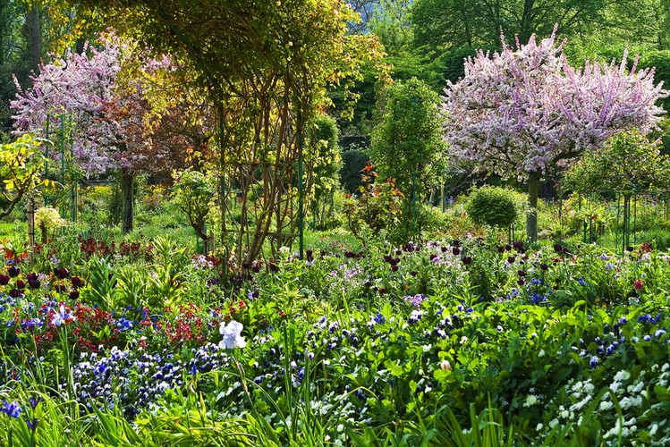 8. miejsce: Dom i ogród Claude'a Moneta w Giverny. Najciekawszy jest ogród przy domu malarza. Jak sam mówił, większość swoich pieniędzy przeznaczał na utrzymanie ogrodów, które były dla niego wielkim źródłem inspiracji.