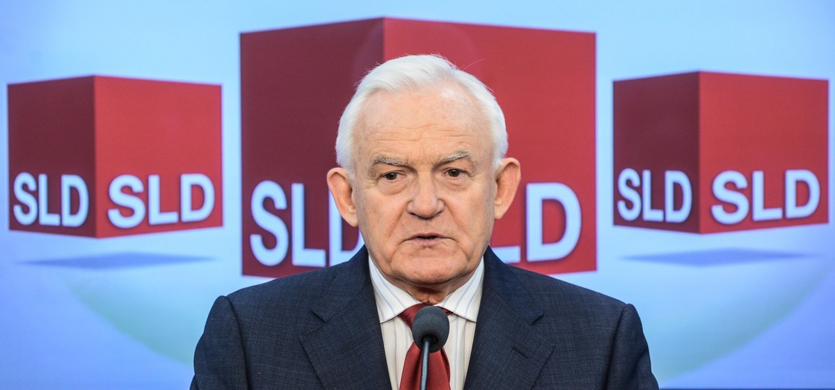 Przewodniczący SLD Leszek Miller, podczas konferencji prasowej w Sejmie, 26 bm. PAP/Jakub Kamiński