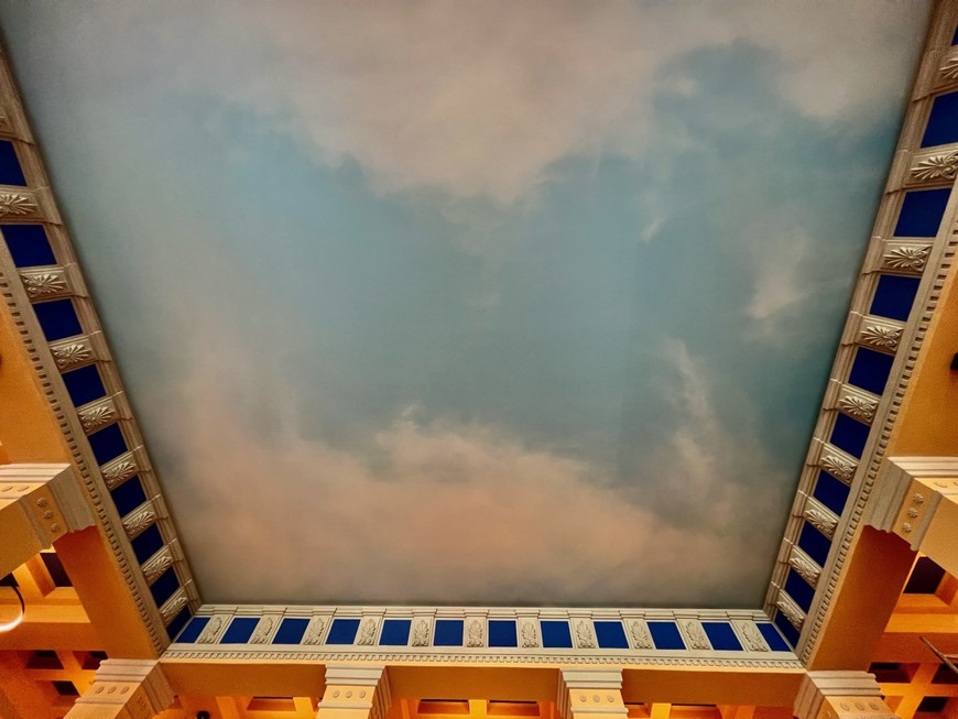 Imitacja nieba na suficie pawilonu