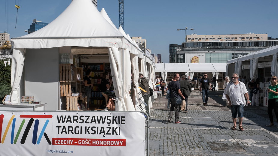 Warszawskie Targi Książki (WTK) przed Pałacem Kultury i Nauki w Warszawie (2021)