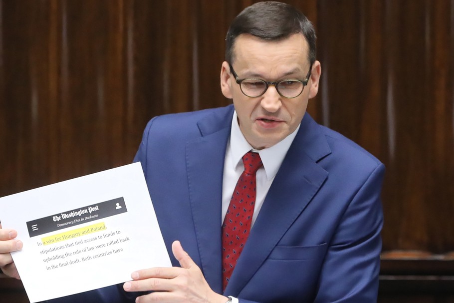 Premier Mateusz Morawiecki opowiada posłankom i posłom o postanowieniach porozumienia podpisanego na szczycie UE w Brukseli. Warszawa, 22 lipca 2020 r.