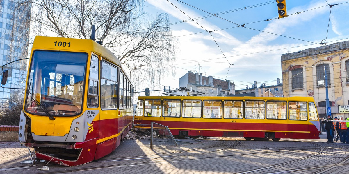 Tramwaj wypadł z szyn na placu Reymonta.