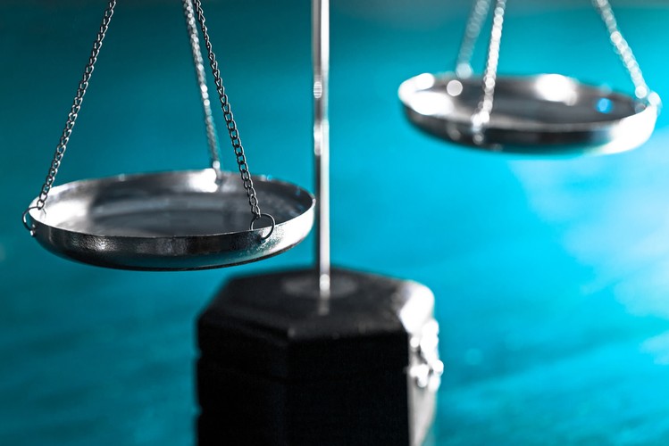 <strong>Uchwała z 31 marca 2016 r., III CZP 89/15</strong><br><br>

Dzięki SN menedżerowie spółek nareszcie wiedzą, jak odejść . Trudno bowiem w to uwierzyć, ale przez kilkanaście lat nie było wiadomo, na czyje ręce ustępujący członek zarządu spółki kapitałowej powinien złożyć swoją rezygnację, aby była ona skuteczna. Rysowały się co najmniej trzy różne koncepcje. Dla menedżerów była to zaś kwestia kluczowa: bo dopiero od momentu skutecznego zrzeczenia się prowadzenia spraw spółki przestają oni odpowiadać za jej działania.

SN wskazał, że oświadczenie powinno zostać złożone jednemu członkowi zarządu lub prokurentowi. Ostatni członek zarządu musi z kolei oficjalnie, na piśmie, powiadomić o tym spółkę.