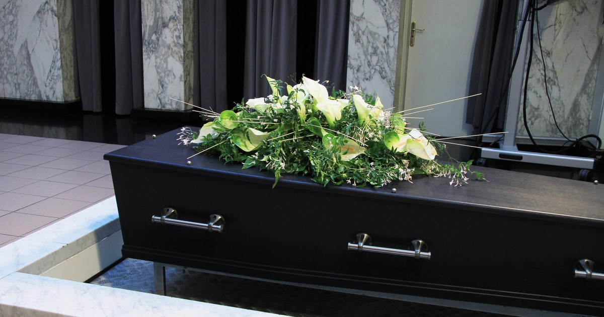 Parafia ma wytyczne w sprawie pogrzebu. "Na koniec wypada złożyć ofiarę"