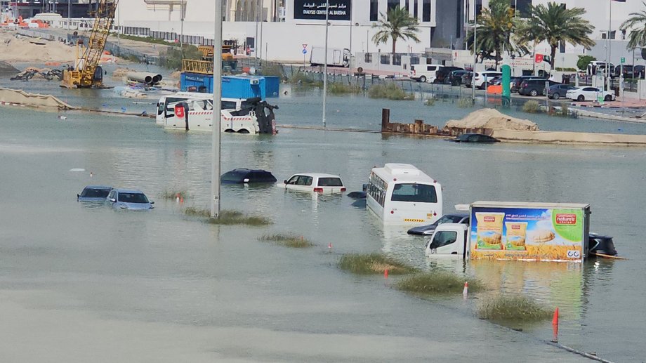 Zalane samochody na ulicach Dubaju