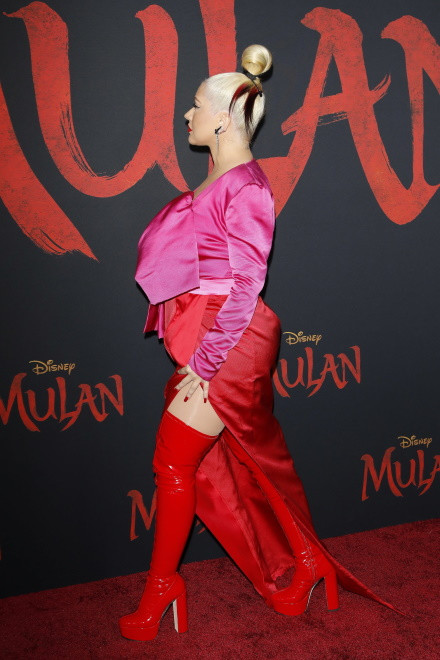 ... Na hollywoodzkiej premierze filmu "Mulan" 39-letnia wokalistka po raz kolejny zaprezentowała bardziej okrągłą figurę, którą...