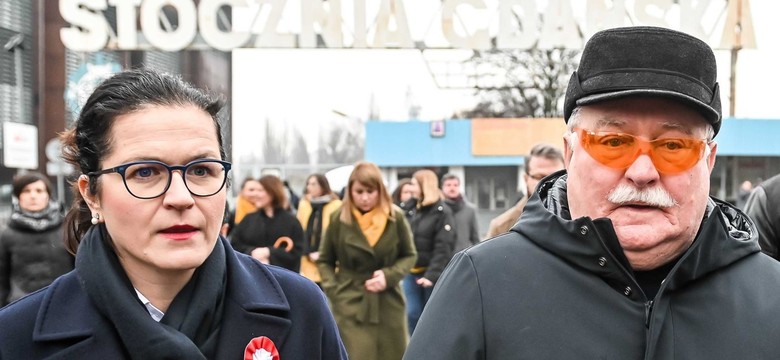 Dulkiewicz i Wałęsa na pl. Solidarności w Gdańsku. "Mamy stan wojenny w polskim sądownictwie" [WIDEO]