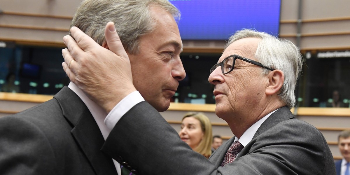 Jean-Claude Juncker, przewodniczący Komisji Europejskiej i Nigel Farage, lider eurosceptycznej UKIP