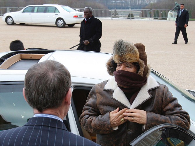 Przez lata swych rządów Kadafi był przyjmowani przez światowych przywódców. Na zdjęciu: w czasie wizyty w Paryżu w 2007 roku