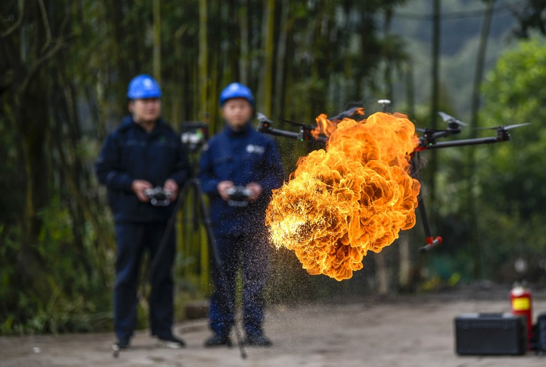 Dron wyposażony w wyrzutnię płomieni podczas demonstracji w Chongqing, południowo-zachodnie Chiny, 16 stycznia 2019 r.