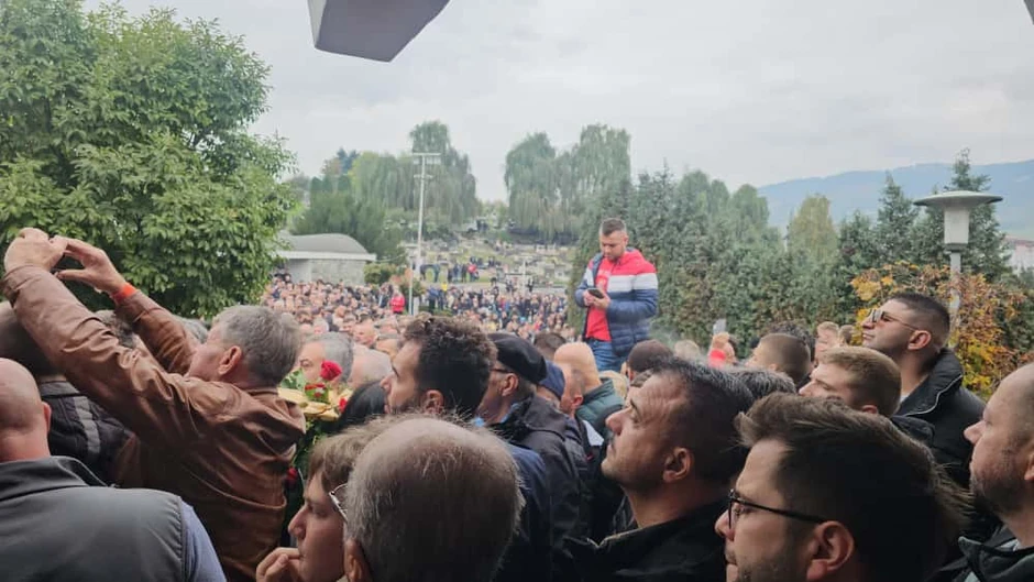 Potresne scene na sahrani Halida Bešlića