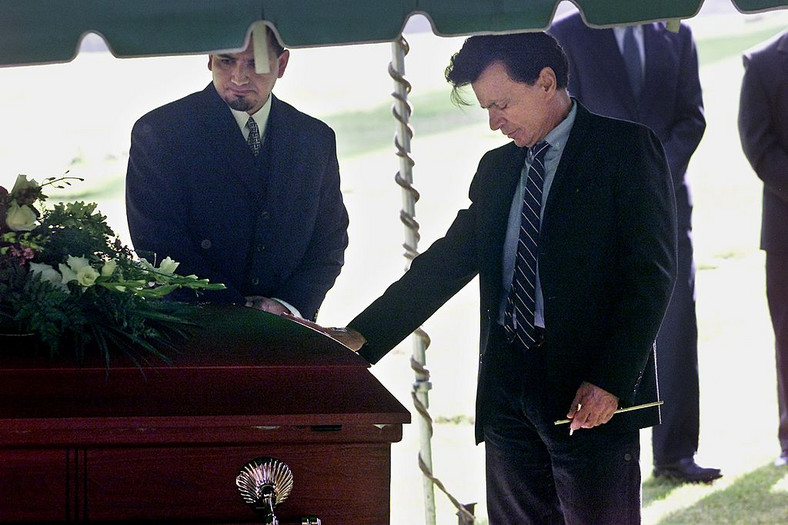 Robert Blake na pogrzebie Bonnie Lee Bakley (Los Angeles, 25 maja 2001 r.)