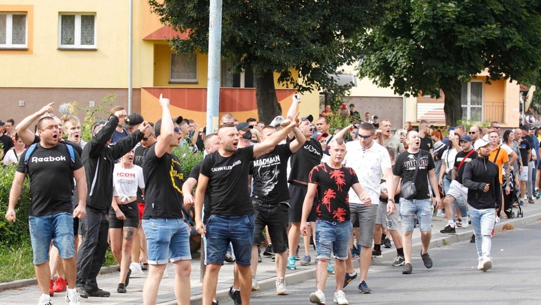 Zamieszki pod komendą w Lubinie. Policjanci użyli gazu ...