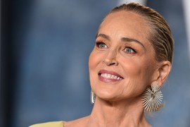 Šeron Stoun hrabro pozirala u TOPLESU: Napunila je 67 godina, a i dalje ima TELO BOGINJE