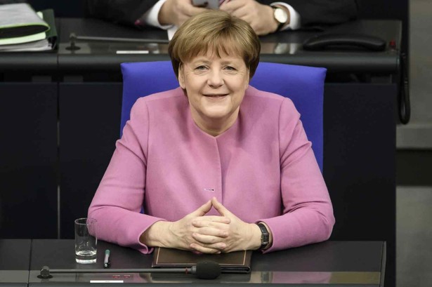 Merkel podkreśliła, "że istnieją kompetencje realizowane na mocy traktatów europejskich przez wspólnotę, które realizowane są także przez Komisję na rzecz państw członkowskich, w tym kompetencje w kwestiach handlu"