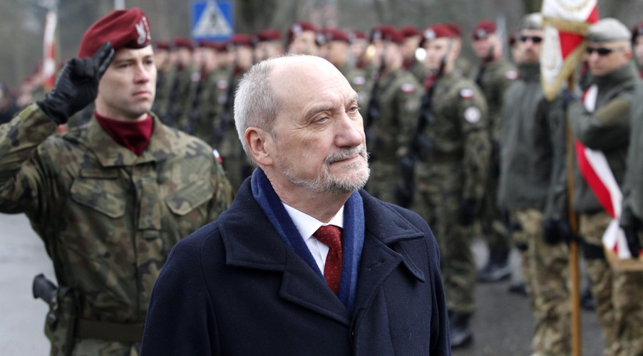 Minister obrony narodowej Antoni Macierewicz podczas uroczystości upamiętniających pierwszy zrzut cichociemnych