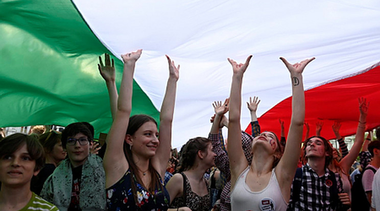 A diáktüntetés résztvevői az Oktogonon 2023. május 19-én/Fotó: MTI/Koszticsák Szilárd