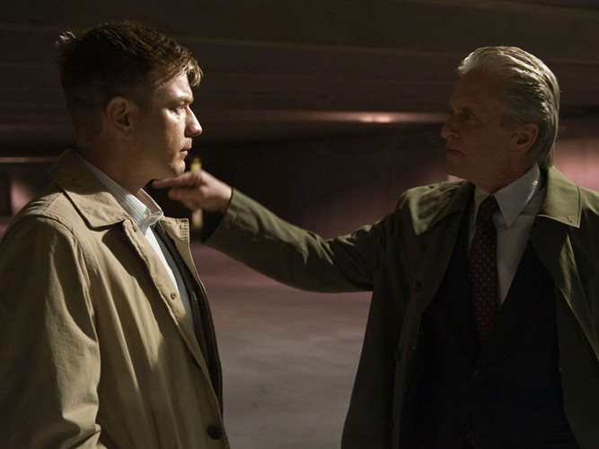 W 'Ściganej' Steven Soderbergh wraca do stylistyki dawnych Bondów