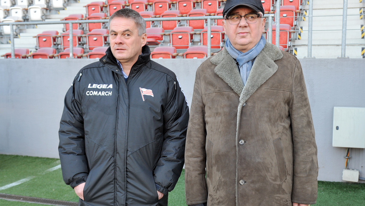 Zaraz po meczu z Górnikiem Łęczna (1:1) do pokoju trenerów na stadionie przyszedł właściciel klubu Janusz Filipiak. Gdyby ktoś zobaczył tę scenę, mógłby uznać, że idzie tam, by zwolnić Zielińskiego. Ale nic takiego się nie stało. Skończyło się na spokojnej, rzeczowej rozmowie. Prezes podkreślił jednak, że oczekuje lepszych wyników.