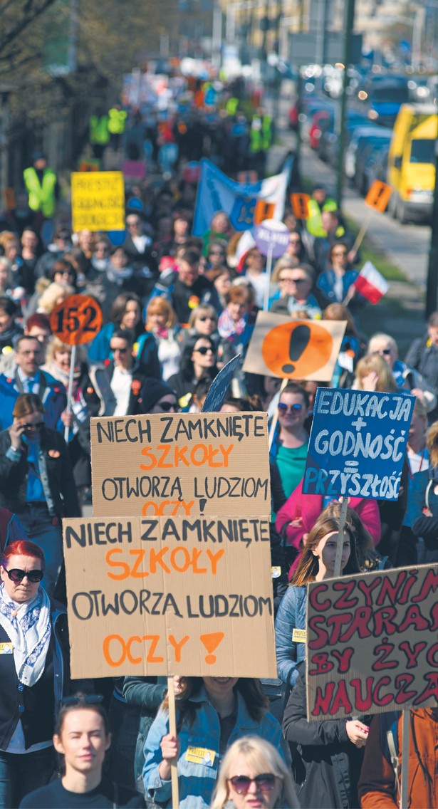 Podwyżki dla nauczycieli, jakie wprowadzono po ich akcji strajkowej, rujnują z kolei budżety samorządów