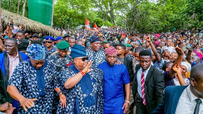 Gov Adeleke presents as Osun-Osogbo festival ends with funfair. [Twitter:@AAdeleke_01]