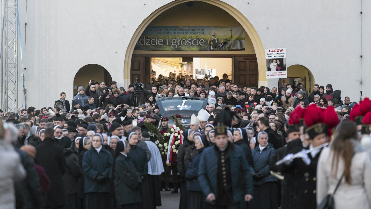 Rada Miejska w Libiążu uhonorowała dziś zamordowaną w styczniu w Boliwii wolontariuszkę Helenę Kmieć tytułem Honorowej Obywatelki Miasta. Radni nazwali także jej imieniem ulicę w Libiążu.