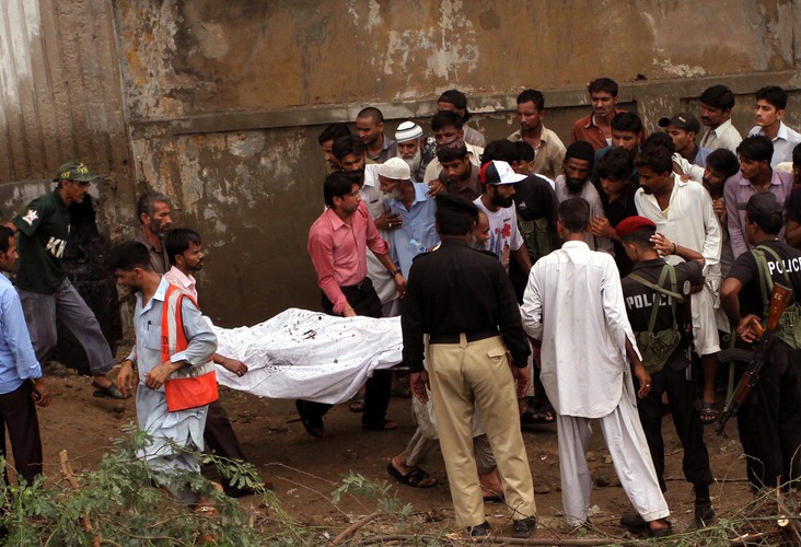 Ofiary wynoszone ze spalonej fabryki