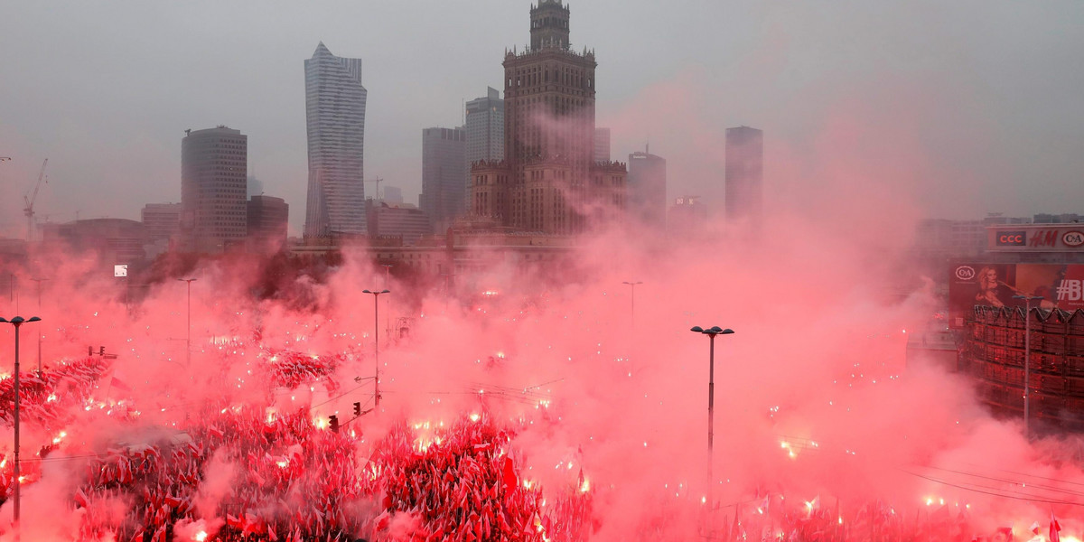 Warszawa: Odpalili race podczas marszu 11 listopada. Szuka ich policja