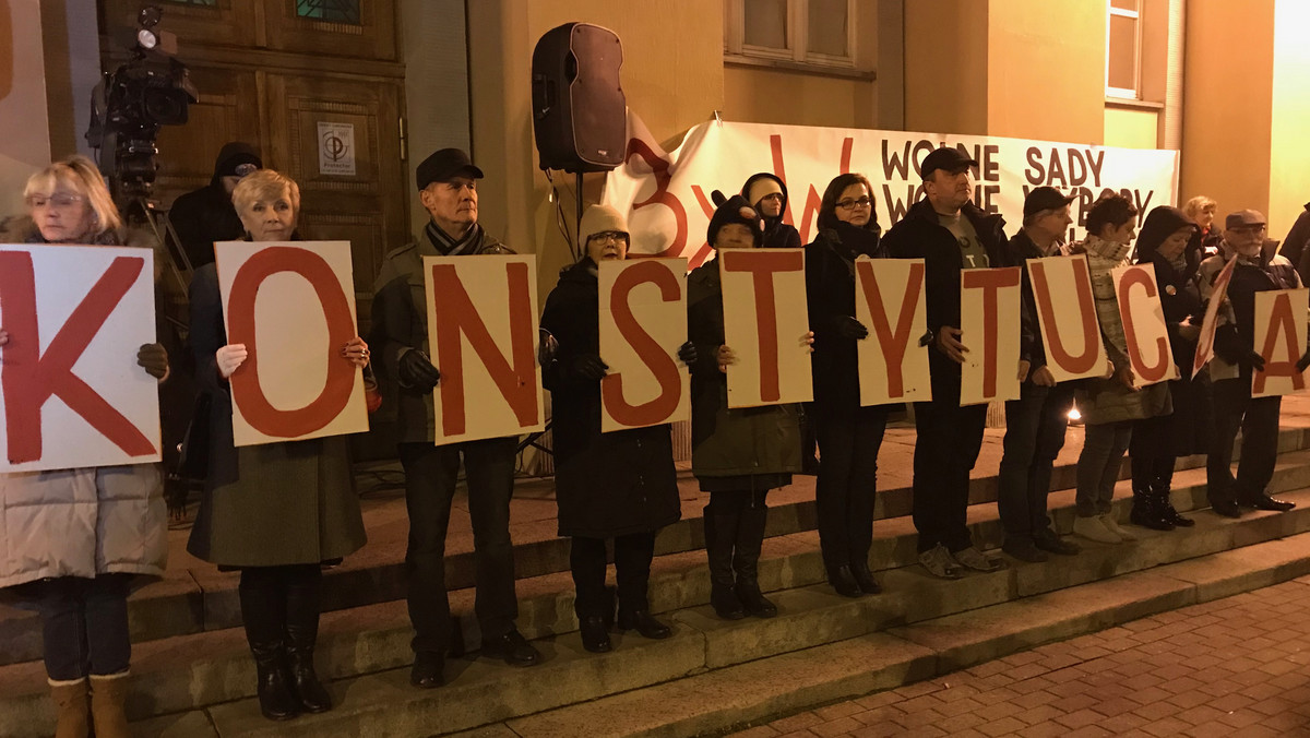 Ponad dwieście osób zebrało się dziś przed siedzibą łódzkiego Sądu Okręgowego na placu Dąbrowskiego. Protestowali przeciwko podpisaniu przez prezydenta niekonstytucyjnych, jak podkreślali, ustaw "sądowych". Chcieli też zamanifestować swój sprzeciw wobec wyprowadzania Polski z UE, co zdaniem zebranych próbuje robić PiS.