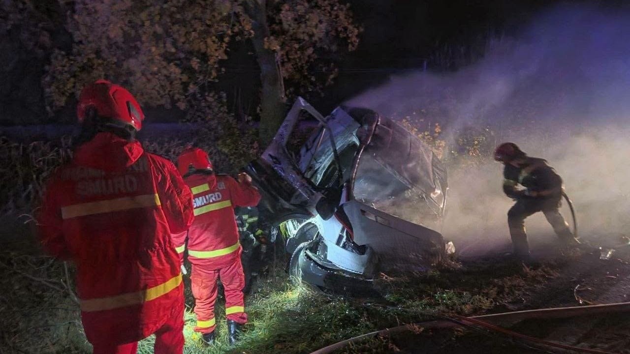 Doi șoferi au murit pe o șosea din Iași, într-un accident, la Mirosloveşti. O mașină a luat foc după impact 