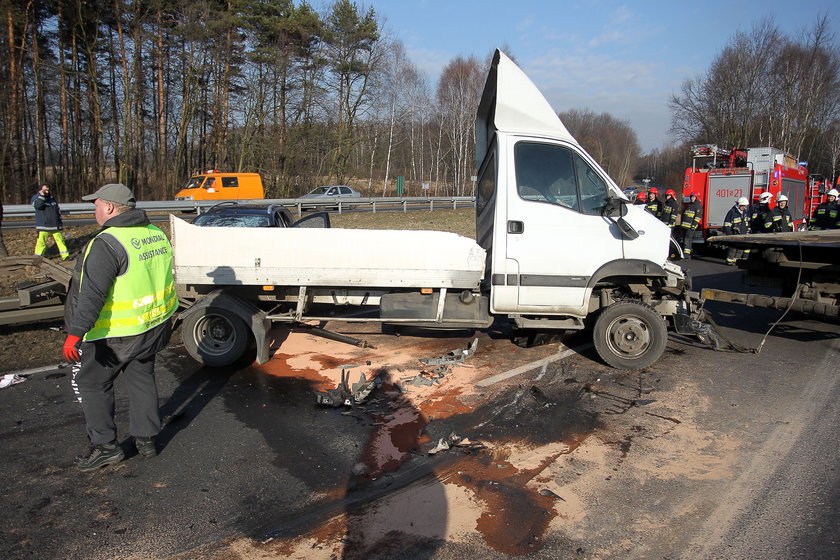 Preczów. Zderzenie ciężarówki z osobowym fordem mondeo na trasie DK-86 