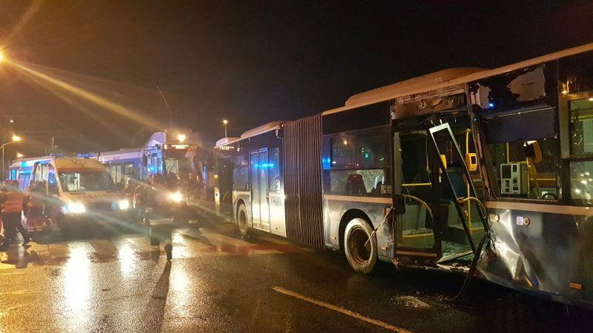 Zderzenie autobusu z tramwajem. Kilkanaście osób rannych