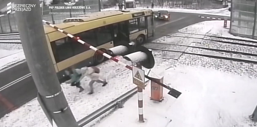 Pasażerowie w panice uciekli z autobusu. Teraz szuka ich policja
