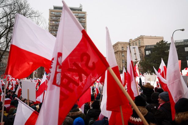 Uczestnicy organizowanej przez Prawo i Sprawiedliwości manifestacji ph. "Protest Wolnych Polaków"