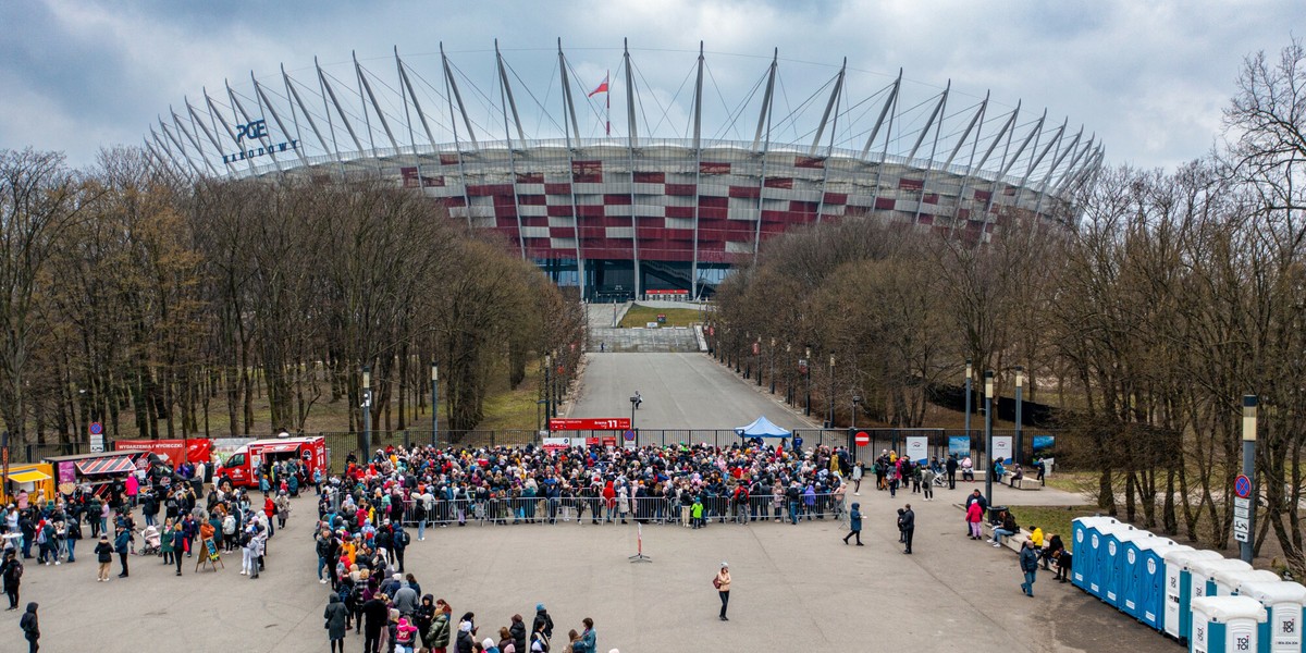 Uchodźcy z Ukrainy ubiegających się o wpis do systemu PESEL w punkcie działającym na Stadionie Narodowym w Warszawie