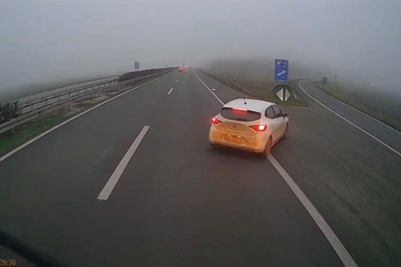 (VIDEO) NEVEROVATAN SNIMAK BAHATE VOŽNJE Prošao isključenje, naglo kočio i sekao traku, umalo TRAGEDIJA!